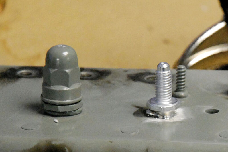 Die Massebolzen fehlen bei Reparaturteilen und müssen daher einzeln ersetzt werden (rechts). (Foto: Holz)