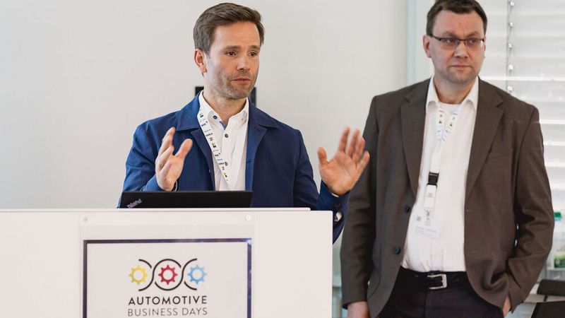 Sebastian Schabbehard (li.), und Stephan Jackowski, Digitalisierungspezialisten bei der BDK, erläuterten in ihrem Workshop, was der Schlüssel zu starken Kundenerlebnissen im Autohandel ist. (Stefan Bausewein)