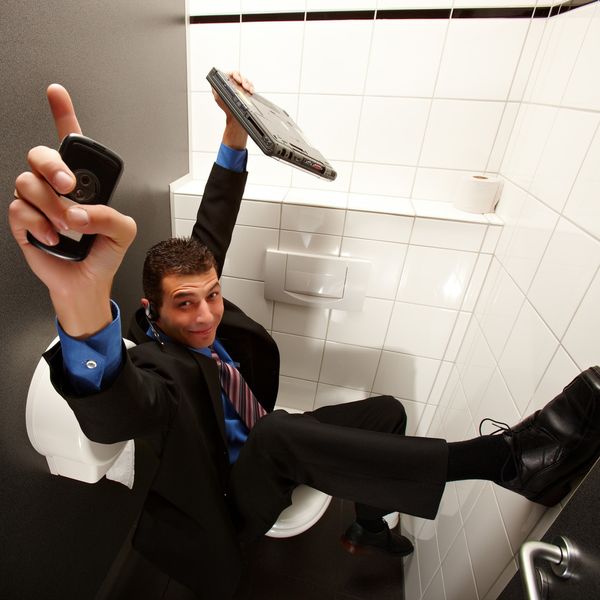 Auf dem Klo fühlen sich über ein Drittel aller Anwender mit Smartphone am wohlsten. (Daniel Schweinert - Fotolia)