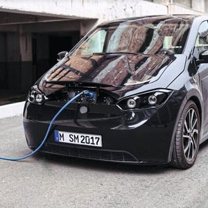 Bis das E-Auto von seinen Solarzellen geladen wird, dauert es etwas zu lang. Entsprechend saugt der Sion auch Strom aus der Steckdose.(Bild:  Sono Motors)