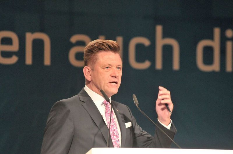 Bundesinnungsmeister Wilhelm Hülsdonk eröffnete die 46. Bundestagung des Kfz-Gewerbes im Congress Center der Messe Frankfurt.  (Bild: Zietz/»kfz-betrieb«)