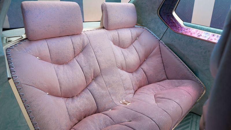 Die Materialien im Innenraum sind mit Steckern und Schrauben verbunden, sodass sie beim Abwracken des Autos leicht wieder getrennt und wiederverwendet werden können. (Bild: BMW)