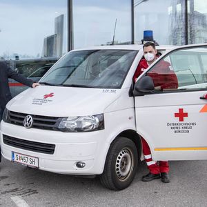 Manfred Lindner (li.) hat mit dem Roten Kreuz eine Covid-19-Teststrecke in seinem Autohaus erreichtet.(Bild:  Auto Lindner)