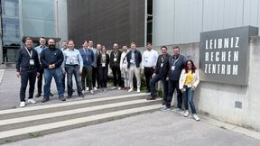 Quantencomputing zum Anfassen: Das Cluster Mobility & Logistics hat gemeinsam mit dem Cluster AIR Artificial Intelligence Regensburg das Leibniz-Rechenzentrum der Bayerischen Akademie der Wissenschaften in Garching besucht. (Bild: TechBase Regensburg)