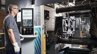 In einem ersten Schritt hat Schmid Engineering die Giesszellen von DGS an den DataServer angebunden, der die Daten und Informationen aus verschiedenen Quellen bei DGS sicher zusammenführt und an das MES übergibt. Im Rahmen der Einzelteilrückverfolgung ist damit jedes produzierte Gussteil eindeutig identifizierbar. Dazu werden alle Prozess- und Maschinendaten gespeichert.  (Bild: DGS Druckguss Systeme)