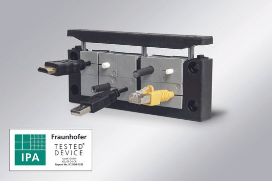 Die teilbare Kabeleinführungsleiste «KEL-ER CR» lässt sich bei Erstinstallation, Wartung und Nachrüstung schnell montieren.(Bild:  icotek)