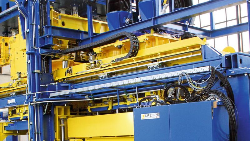 Acht Profilschienenführungen RUE100-E-L von Schaeffler führen den Verfahrwagen. (Bild: Schaeffler)