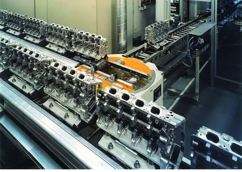 Bild 2: Der Drehtisch am Linienportal mit Palettenfördertechnik setzt die Motorblöcke von einer Präzisionsrollenbahn auf die andere um. (Archiv: Vogel Business Media)