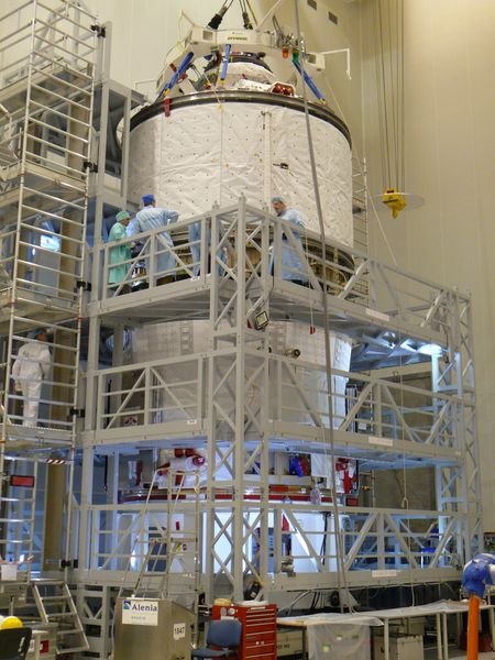 Der beladene ICC (oben) wird mit Hilfe eines Krans auf das Service-Modul (unten) gehoben und verschraubt. (Bild: Esa)