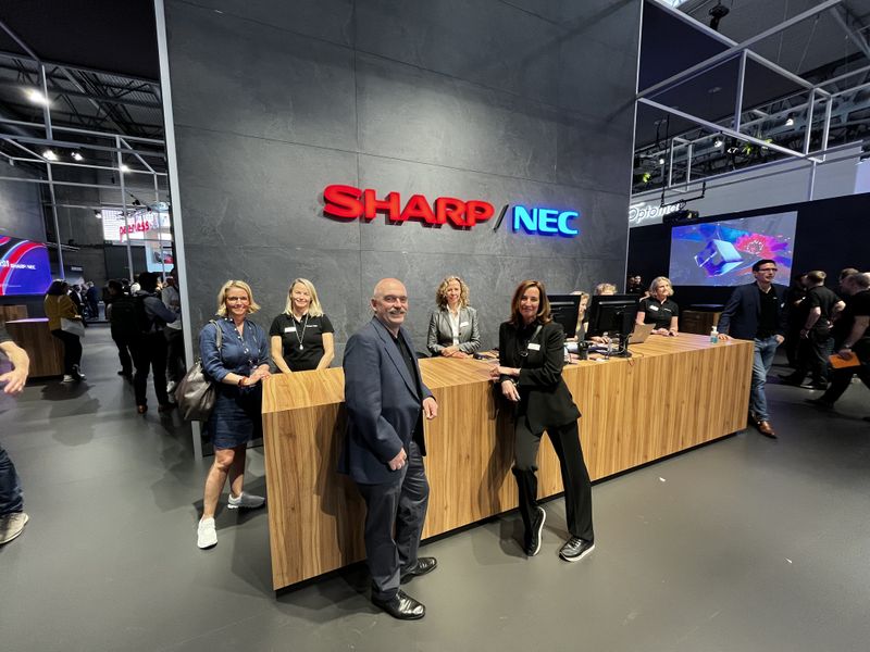 Stephanie Steen (IT-BUSINESS) mit dem SHARP-NEC Team (v. l.) Rita Humlach, Wolfram Last, Stefanie Corinth und Claudia Kölling. (IT-BUSINESS)