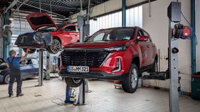 Ein chinesisches Auto auf der Hebebühne – das ist heute noch selten, wird aber zunehmend zum Alltag. (Bild: Rosenow – VCG)