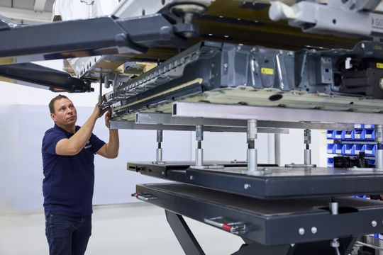 The tank system has identical dimensions to the high-voltage battery - models with both drives can be produced on the same assembly line.(Image: BMW)