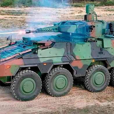 Hier sieht man den Radschützenpanzer Schakal in Aktion! Rheinmetall überzeugt mit dem Waffensystem so, dass 222 Stück davon bald an die Bundeswehr und an die niederländischen Streitkräfte geliefert werden. Dem Rüstungskonzern beschert das einen Milliardenumsatz ... (Bild: Rheinmetall)