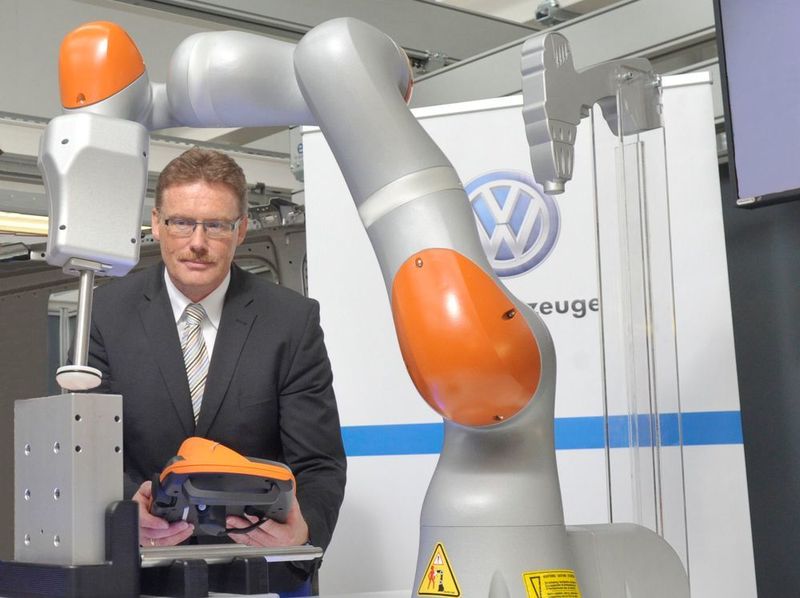 Dr. Josef Baumert, Produktions- und Logistikvorstand Volkswagen Nutzfahrzeuge, testet die neue Roboter-Generation. (Bild: VW Nutzfahrzeuge)