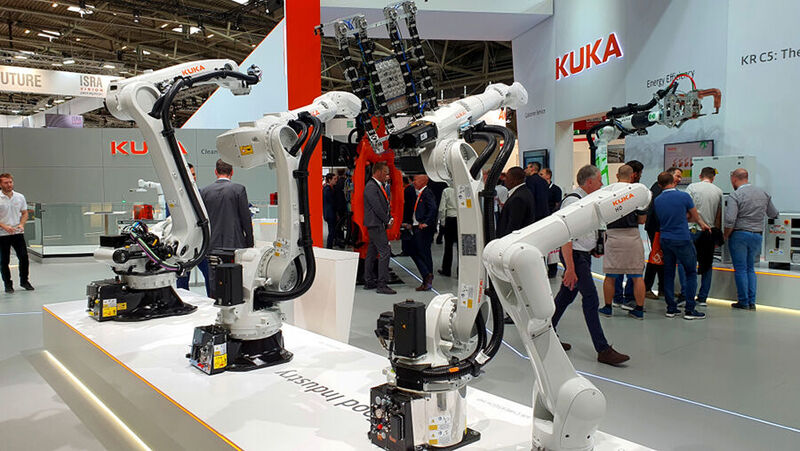 Kuka gehört weltweit zu den bekanntesten Herstellern von physischen Robotern. Bei RPA-Software-Robotern dagegen lassen sich die Augsburger Automations-Experten auch gerne von UiPath helfen. Das Foto entstand auf der Roboter-Messe automatica 2022. (Bild: Harald Karcher)
