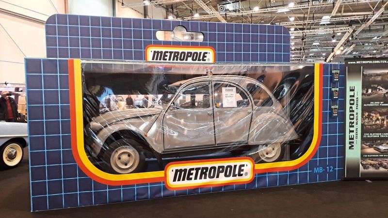 Richtig witzig gemacht: das „Spielzeugmodell“ einer Ente im Maßstab 1:1 als Eyecatcher des Oldtimerhändlers Metropoledruten aus Holland. (Bild: Dominsky – VCG)