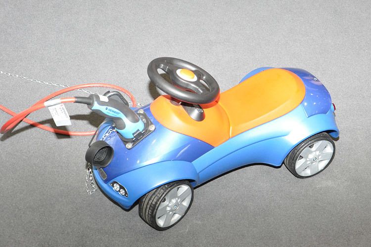 Dieses Elektro-Bobby-Car kam ohne weitere Begleitung aus. (Foto: Grimm)