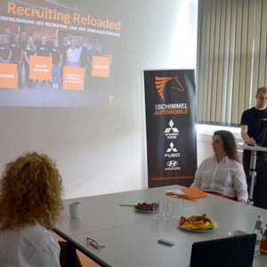 Geschäftsführer Steffen Görlitz erleuterte der Jury des Digital Automotive Awards das Konzept von digitalem Recruiting und digitalem Personalmanagement.(Bild:  Achter/»kfz-betrieb«)