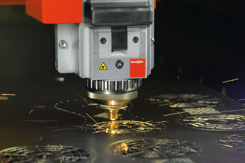 Faserlaser im 6 -kw-Leistungsbereich schneiden dünnes Blech bis zu 400 % schneller als herkömmliche CO2-Laser mit 4 kw. (Bystronic)