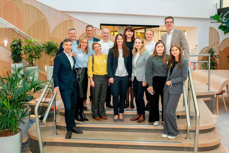 Am 16. Oktober 2024 fand das erste TD-Synnex-&-Microsoft-Symposium unter dem Motto „Mit KI die Zukunft gestalten!“ statt. Die Veranstaltung bot eine Plattform für den Austausch über die Zukunft der Künstlichen Intelligenz mit Fokus auf Microsoft-Cloud-Lösungen und deren Möglichkeiten. Im Bild das Team von TD Synnex mit Microsoft-Speakerin Edith Wittmann (v. m.) (Bild: TD Synnex)