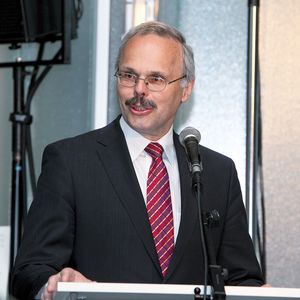 Otto Schaaf, Vorstand der Stadtentwässerungsbetriebe Köln und seit 2007 Präsident der Deutschen Vereinigung für Wasserwirtschaft, Abwasser und Abfall (DWA): „Für die DWA steht der Schutz der Gewässerressourcen ganz klar im Vordergrund. Das gilt für die Geothermie genauso wie für das Fracking. In meinen Augen bergen beide Verfahren Risiken für die Grundwasserleiter, die sehr genau geprüft werden müssen.“