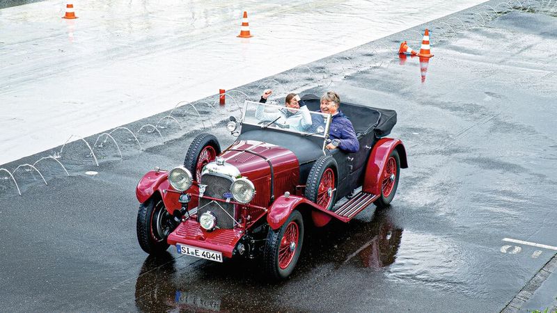 Geschafft: Was ein echter Oldie-Cabrio-/Roadsterfaher ist, dem konnte auch Wasser von oben den Spaß an der Freude auf dem Fahrsicherheitszentrum am Nürburgring (FSZN) nicht nehmen. (Bild: Thommy Mardo)