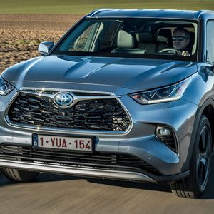 Das große Ami-SUV Highlander schickt Toyota jetzt auch in Europa auf die tendenziell engeren Straßen.