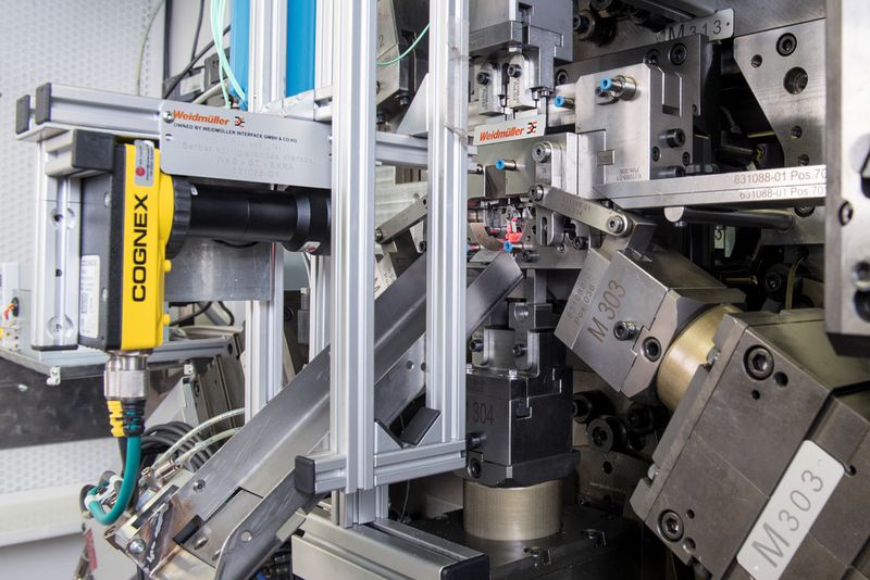 Bild 1: Industrie4.0 – Selbstjustierende Stanz-Biegemaschine von Weidmüller (Bild: Weidmüller)