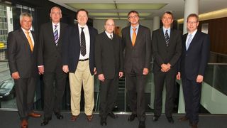 Der neue Vorstand der Qualitätsgemeinschaft Deutsche Bauchemie e.V. (v.l.): Norbert Schröter (Hauptgeschäftsführer Deutsche Bauchemie), Hans-Ferdinand Flottmeier (Pagel Spezial-Beton), Prof. Dr. Josef Felixberger (PCI Augsburg), Matthias Oly (Grace Bauprodukte), Johann Müller (Sto), Dr. Heinz Ephardt (Sika Deutschland) und Holger Graeve (MC-Bauchemie).  (Bild: QDB)