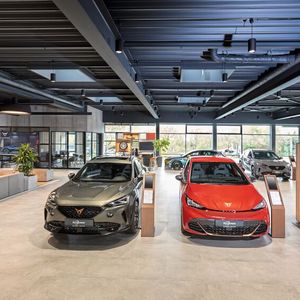 Im Inneren dominieren dunkles Metall an der Decke, graue Betonwände und als Kontrast warme Holz-Elemente den 400 Quadratmeter großen Schauraum.(Bild:  Torsten Gauls)