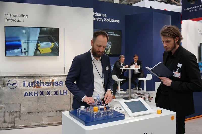 Lufthansa Industry Solutions  Am Stand von Lufthansa Industry Solutions war man dieses Jahr besonders stolz auf eine IIoT-Security-Lösung. Mittels Blockchain soll es möglich werden, die Produktion für Fertigungsbetriebe, die an verschiedenen Standorten verteilt sind, abzusichern. Hier liegt der Fokus darauf, anstelle von Servern direkt Sensorikdaten – und somit die Wege – zu sichern. Mehr Informationen unter www.lufthansa-industry-solutions.com  (Bild: Vogel Communications Group)