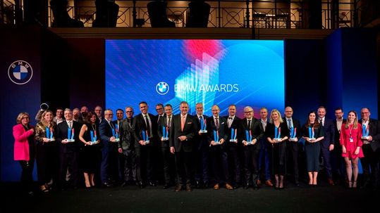 Alle Gewinner der BMW Awards auf einen Blick. Der Preis wird für exzellente Leistungen in vier Kategorien und in vier Betriebsgrößenklassen vergeben. Zudem wurden zum zweiten Mal die Sustainability Champions für ihr Engagement in Sachen Ökologie und Soziales ausgezeichnet.(Bild:  BMW)