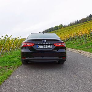 Große oder gar sportliche Sprünge lassen sich damit natürlich nicht erzielen. Dafür ist der neue Camry über Land und auf schnellen Autobahnetappen gut aufgehoben.(Bild:  Sven Prawitz/»Automobil Industrie«)