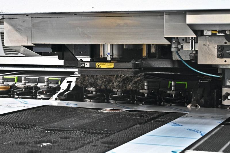 Am Laser der Trumpf-Maschine kommen Leistenbürsten von Mink mit Drahtbesatz zum Einsatz. (Bild: Stefanie Michel)