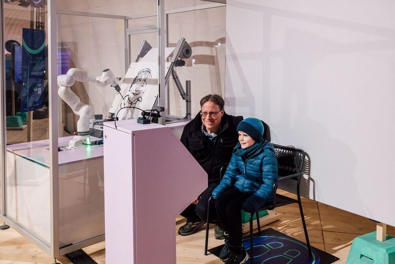 Roboter werden zum Künstler mit Pinsel und Farbe. (Bild: David Biedert)