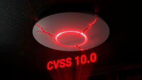 Drei CVSS-10.0-Lücken in UniFi OS lassen sich ohne Anmeldung zu einer vollständigen Root-Übernahme verketten. CISA stuft sie als aktiv ausgenutzt ein, der Patch liegt mit Version 5.0.8 vor. (Bild: Gemini / KI-generiert)