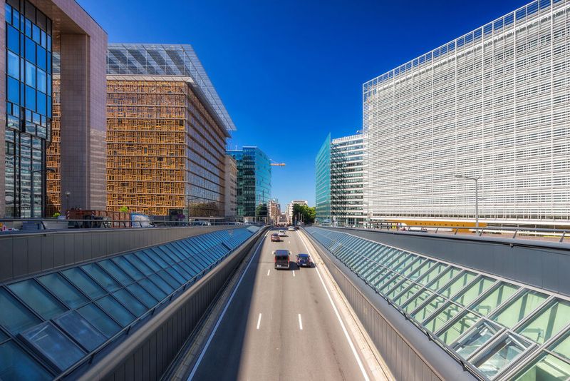 Der europäische Distrikt in Brüssel: Die Verbände Acea und Clepa fordern, dass Europa seine Wettbewerbsfähigkeit stärkt und den ökologischen und digitalen Wandel in der Autoindustrie wirtschaftlich vorantreibt.(Bild:  Michael - stock.adobe.com)