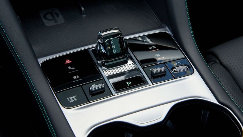 Der kristallin gestaltete Fahrstufenwähler macht einen hochwertigen Eindruck. (Bild: BYD)