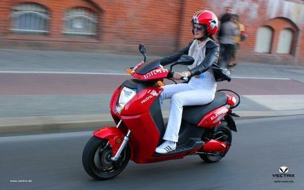 Der Vectrix VX-2 ist ein E-Scooter für die Führerscheinklasse B bzw. M und erreicht 45 km/h, optional gibt es eine 25-km/h-Version (Bild: Vectrix)
