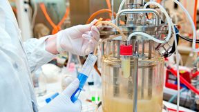 Besonders in Bioreaktoren und anderen Laborgeräten ist eine berührungslose Schaumerkennung essentiell. (Bild: © AdobeStock/borzywoj)