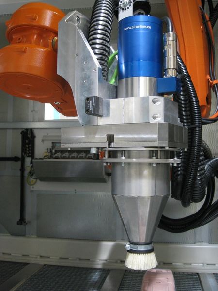 Im Fräskopf ist eine Absaugung integriert, die bei der Composite-Bearbeitung eine Verschmutzung von Bauteil und Fräszelle verhindert. (Bild: Krauss-Maffei)