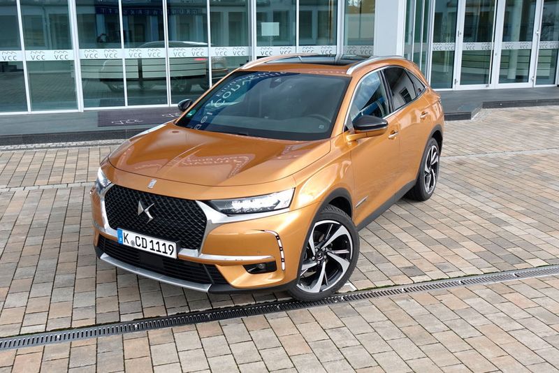 Der Grundpreis des DS7 Crossback in der „Be Chic“-Ausstattung liegt bei 39.790 Euro. Mit der Sonderausstattung unseres Testwagens muss man 54.780 Euro auf den Tisch legen. (Jens Scheiner/»Automobil Industrie«)