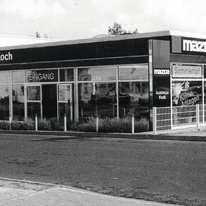 1994 eröffnete die Koch-Gruppe ihr neu gebautes Mazda-Autohaus in Berlin-Marzahn.