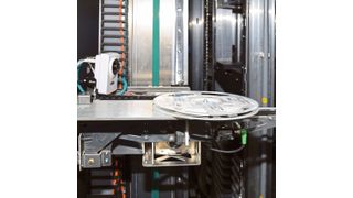 Blick in das automatische Rollenlager mit getrockneter Luft: Das Einlagern der Bauteile ist gleichermaßen Schlüssel zur Perfektion, Transparenz, Sicherheit, Ordnung und Tracebility. (Kraus Hardware)