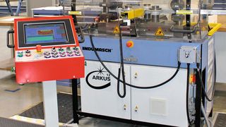 Auf den Drei-Rollen-Walzbiegemaschinen werden Stringer kosten- und energieeffizient kalt umgeformt. (Bild: Premium Aerotec)