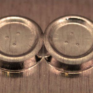 Bild 1: Den Rundpunkt-Verbindungen, hier die Verfahrensvariante Twinpoint, wurde von Forschern die beste elektrische Leitfähigkeit im Vergleich zu anderen mechanischen Fügeverfahren bescheinigt.