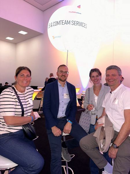 (v. l.) Nadine Hädrich und Marcel Herz (BSK IT-Systeme) mit Anja und Beiratsmitglied Heiko Lendeckel (Lendeckel IT). (Bild: Vogel IT-Medien GmbH)