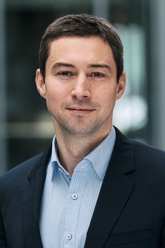 Philip Diegmann von Rohde & Schwarz: „Machen Sie die Messbarkeit zur Designanforderung. Planen Sie von Anfang an definierte Messpunkte mit kurzer, niederinduktiver Anbindung im Layout ein.“ (Bild:  Rohde & Schwarz)