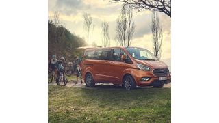 Der Tourneo Custom spart mit dem 48-Volt-Hybrid 0,2 bis 0,4 Liter Diesel. (Ford)