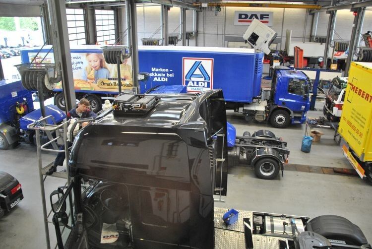 Die 1.300 Quadratmeter große Werkstatt erlaubt schnelle und sichere Serviceabläufe: vorne rein, hinten raus! (Foto: Dominsky)